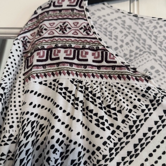 Tribal Asymmetrical Black and White 3/4 Sleeve Tunic - Picture 2 of 4